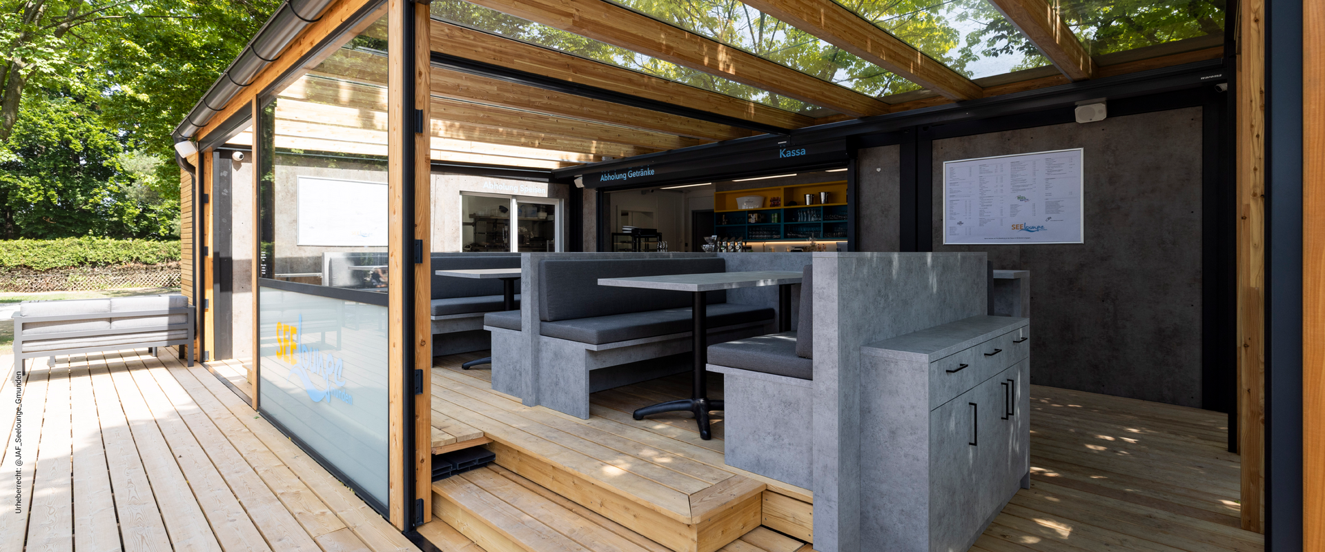 Stylische Outdoor Lounge mit Bar