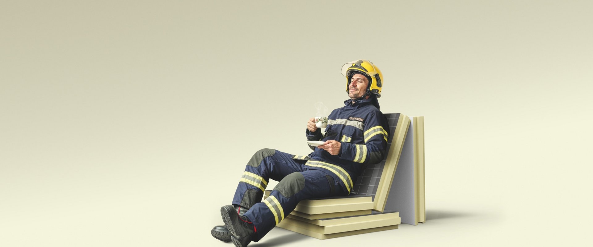 ein entspannt wirkender Feuerwehrmann sitzt auf der Dämmplatte puren SecurePlus.