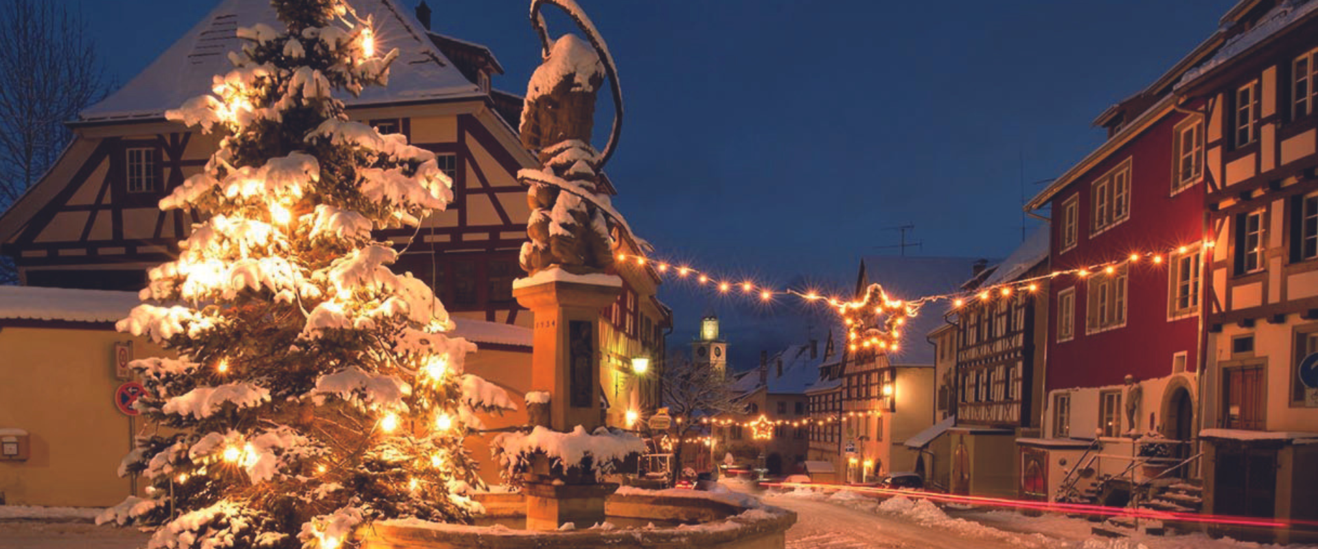 Verschneite Kleinstadt mit festlicher Beleuchtung