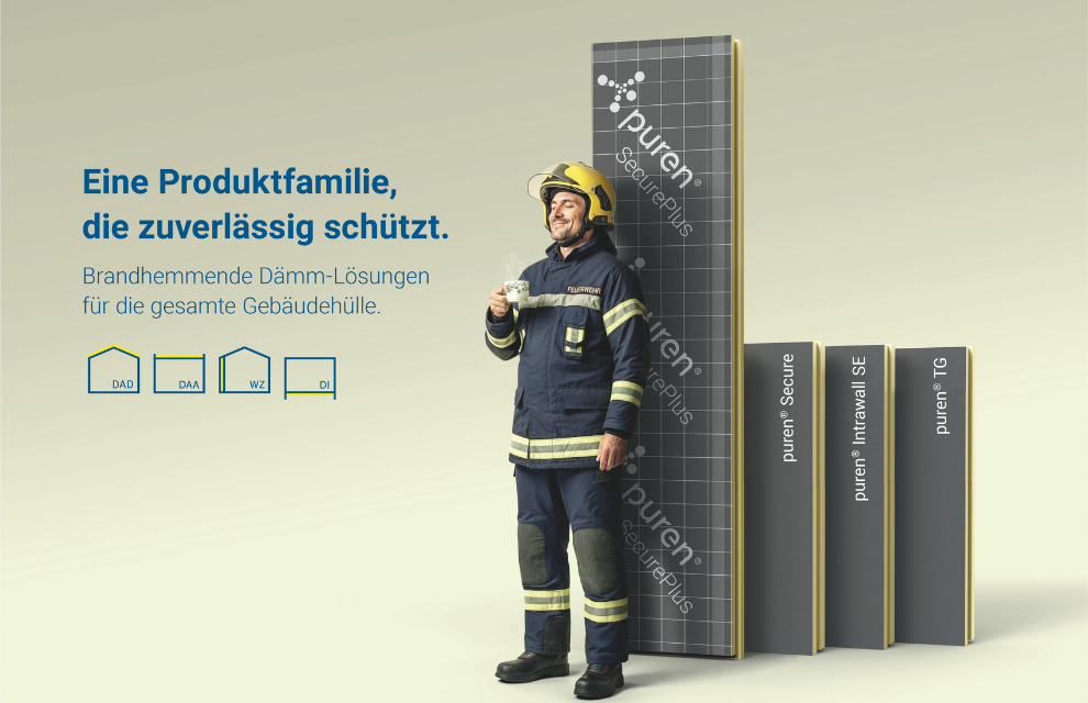 Feuerwehrmann steht vor PU-Dämmplatten